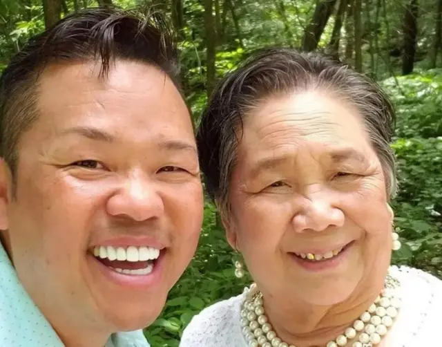 Tou Ger Xiong iyo hooyadiis 