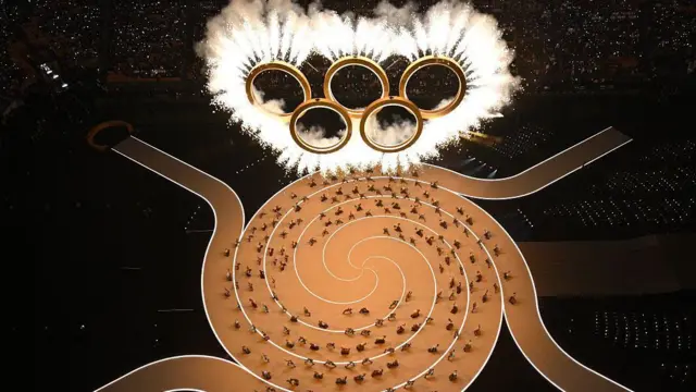 Олимпийские кольца во время церемонии открытия Зимних Олимпийских игр Milano Cortina 2026 на стадионе Сан-Сиро в Милане, северная Италия, 6 февраля 2026 года