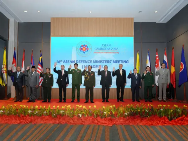 ပြီးခဲ့သည့် ဇွန်လက ဖနွမ်းပင်တွင် ပြုလုပ်ခဲ့သည့် ၁၆ ကြိမ်မြောက် အာဆီယံ ကာကွယ်ရေးဝန်ကြီးများ အစည်းအဝေးတွင်တွေ့ရသော ဗိုလ်ချုပ်ကြီးမြထွန်းဦး