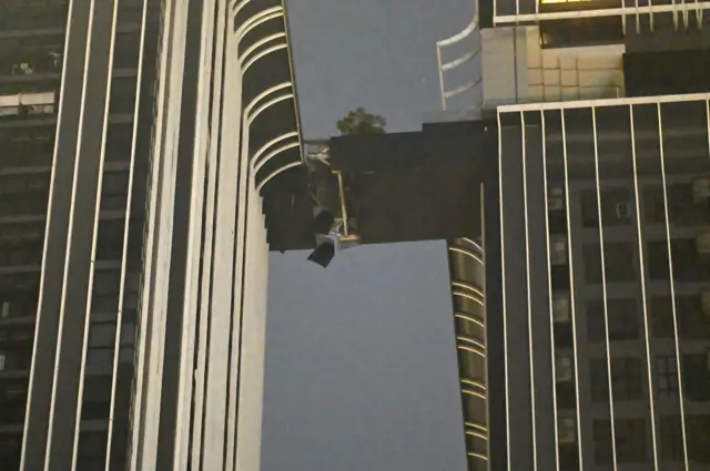 สะพานเชื่อมระหว่างคอนโดพาร์ค ออริจิน ย่านทองหล่อ ที่ได้รับผลกระทบจากแผ่นดินไหวเมื่อ 28 มี.ค. ส่งผลทำให้บางส่วนของสะพานเชื่อมขาดออก