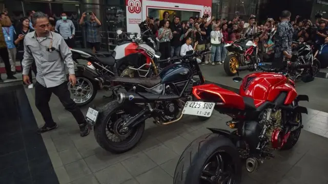 Petugas mengamati sepeda motor milik Wakil Menteri Ketenagakerjaan Immanuel Ebenezer yang disita KPK di Gedung Merah Putih KPK, Jakarta Selatan, Kamis (21/08/2025).