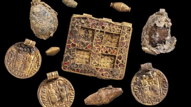 สร้อยมีลูกปัดและจี้ห้อยประดับอย่างน้อย 30 ชิ้น