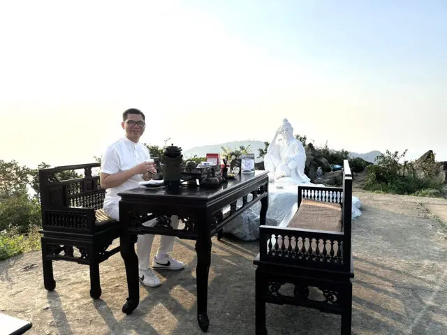 Nghệ nhân Hoàng Anh Sướng sửa soạn bàn trà để chuẩn bị đón ông Bill Gates trên đỉnh Bàn Cờ