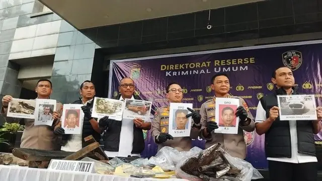 Polisi telah menangkap 6 orang tersangka pembakar mobil Polres Depok. Selain itu, ada 4 DPO dalam kasus ini yaitu MS, THS, VS alias T, dan RS.