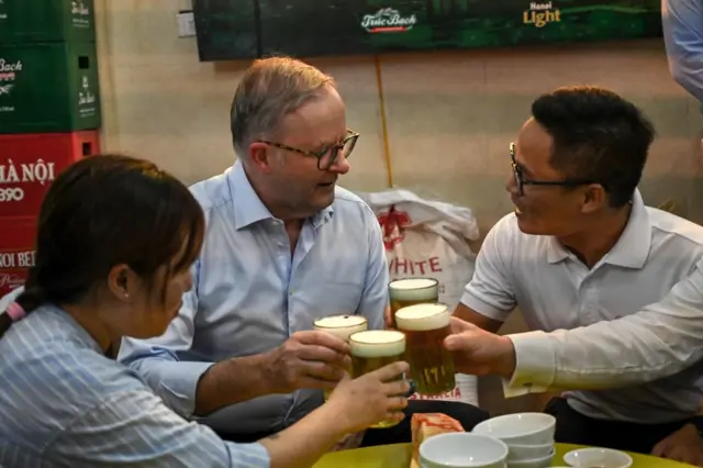 Ông Albanese thưởng thức bia hơi ở Hà Nội