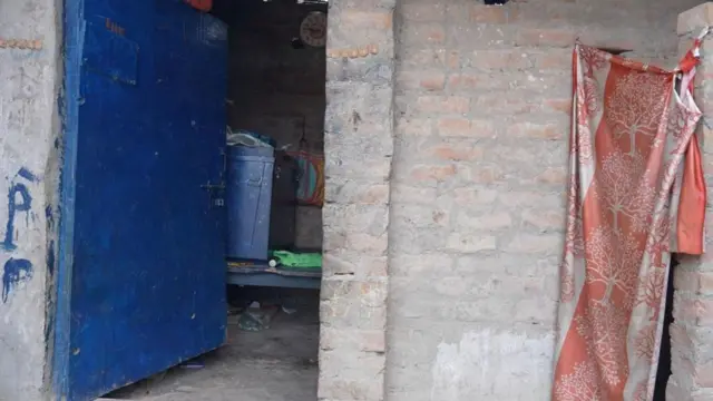 የሶማ ቤት እና በመጋረጃ የተሸፈነ መፀዳጃ ቤት
