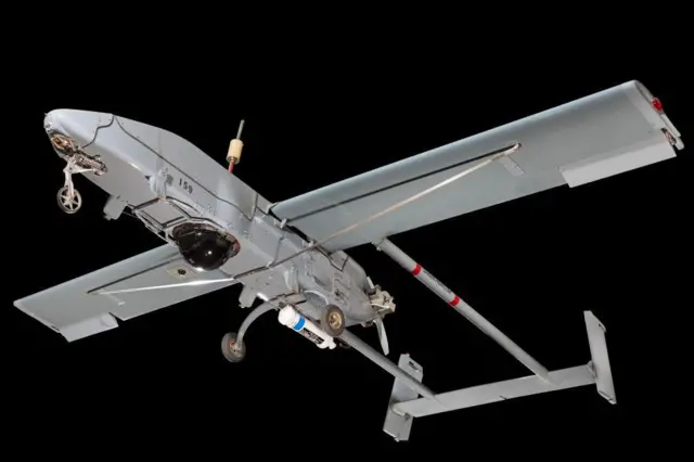 Rq-2A पायोनियर ड्रोन. या प्रकारच्या ड्रोन्सचा वापर 1991 च्या आखाती युद्धात टेहळणीसाठी झाला होता. 