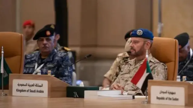 Maafisa wakuu wa jeshi na viongozi wa kijeshi kutoka Saudi Arabia na Sudan wakati wa mkutano ulioandaliwa na Wizara ya Ulinzi ya Saudi Arabia kujadili uundaji wa muungano wa kimataifa wa ulinzi wa usalama wa baharini.