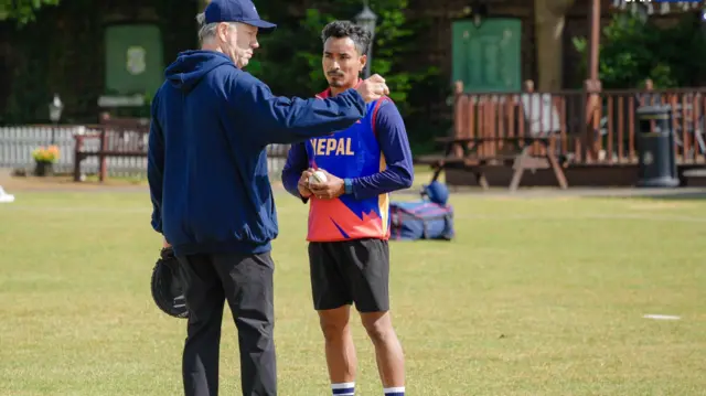 नयाँ प्रशिक्षक र सोमपाल कामी 