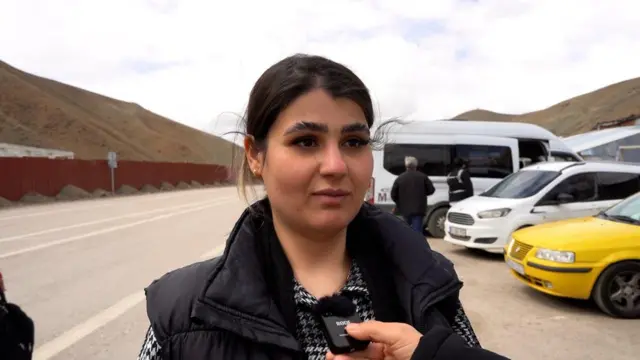 Savaş başlayınca ülkesine döndüğünü söyleyen Pergah, ekonominin kötüleşmesi ve Türkiye'deki çalışma izninin tehlikeye girmesi nedeniyle Van'a gelmek zorunda kaldığını anlatıyor.