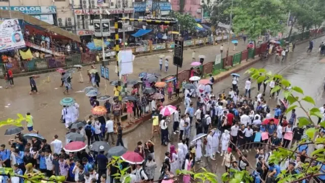 আন্দোলনরত শিক্ষার্থীরা।