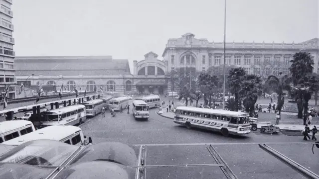 Ônibus e pessoas circulando na região da antiga rodoviária da Luz, na frente da estação Júlio Prestes