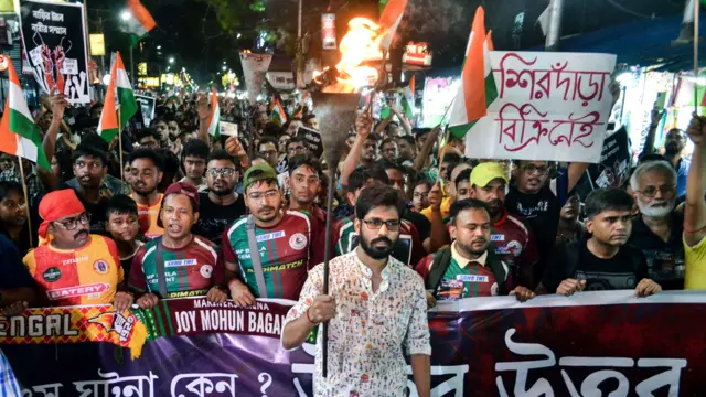 मोहन बाग़ान और ईस्ट बंगाल फ़ुटबॉल क्लब से फैन्य विरोध प्रर्शन के लिए सड़कों पर उतरे