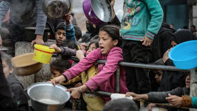 توزيع معونات في رفح