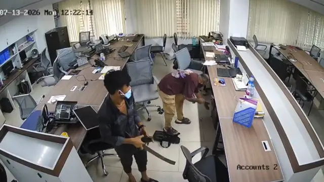 হামলার সময় ডিডিএনের অফিস থেকে নগদ প্রায় ত্রিশ লাখ টাকা লুট করা হয়েছে বলে জানিয়েছেন প্রতিষ্ঠানটির কর্মকর্তারা 