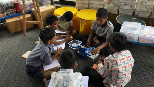 मुलांना ज्या विषयात आवड असेल त्याविषयी त्यांना स्वतः शिकण्यासाठी प्रोत्साहन दिलं जातं. 