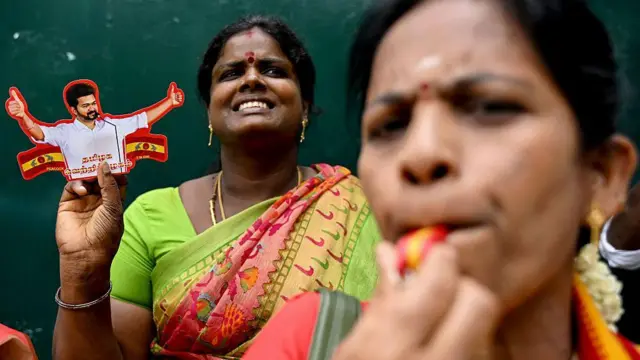 విజిల్ ఊదుతున్న టీవీకే పార్టీ సభ్యురాలు