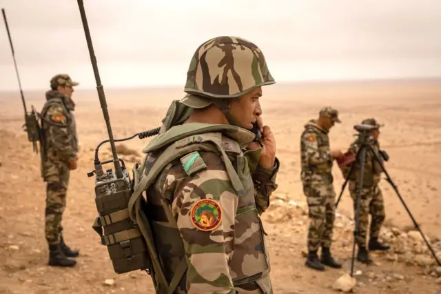 Quatre militaires dans un endroit désertique