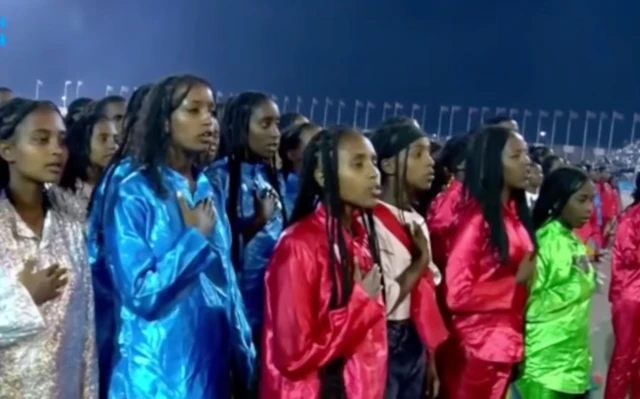 ዝተፈላለየ ሕብርታት ባንዴራ ኤርትራ ዝውክል ክዳን ዝለበሱ መንእሰያት