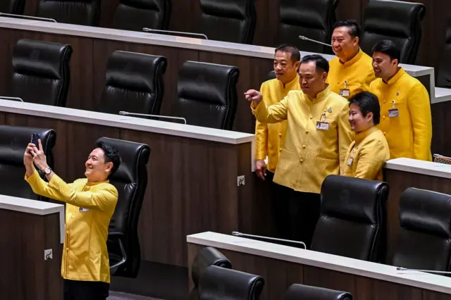 อนุทิน ชาญวีรกูล ถ่ายรูปกับลูกพรรคภูมิใจไทย โดยทั้งหมดพร้อมใจกันสวมใส่เสื้อสีเหลือง