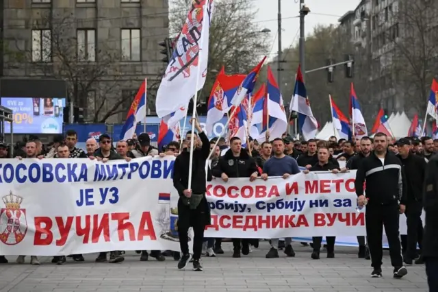 zastave i transparenti na skupu Pokreta za narod