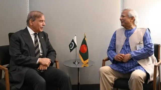 வங்கதேசத்தின் நிறுவனர் ஷேக் முஜிபுர் ரஹ்மான் பாகிஸ்தான் விஷயத்தில் மிகவும் கண்டிப்புடன் இருந்தார். வங்கதேசத்தை ஒரு தனி நாடாக அங்கீகரிக்கும் வரை, பாகிஸ்தான் அதிபர் ஜுல்பிகர் அலி பூட்டோவுடன் (பின்னர் பிரதமரானவர்) பேச்சுவார்த்தை நடத்தவும் அவர் மறுத்துவிட்டார்.
