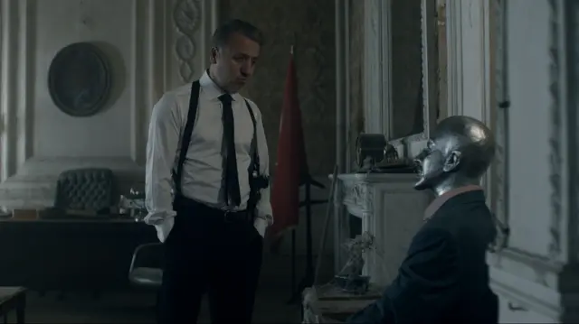 'Sen Ben Lenin' filminden bir kare. Fotoğrafta bir dedektif, Lenin büstüne bakıyor. 