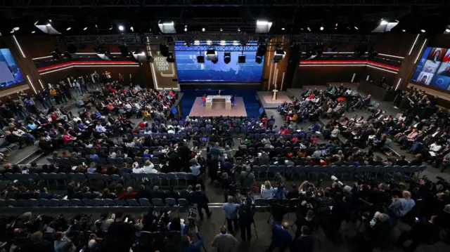 Kamermani, novinari u sali, gde Putin drži godišnju konferenciju