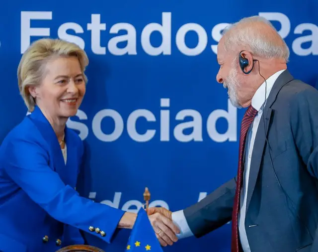 A presidente do governo da UE (União Europeia), Ursula von der Leyen, cumprimenta Lula