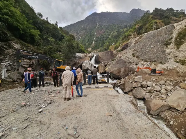 लिपिङ क्षेत्रमा बाटो बनाउने काम हुँदै छ 