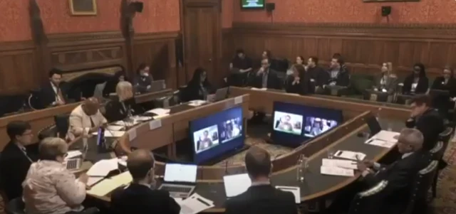 Abantu bakurikiye ubuhamya bwa Paul Rusesabagina bicaye muri sena y'Ubwongereza, ku itariki ya 21 Gashyantare (2) mu 2024