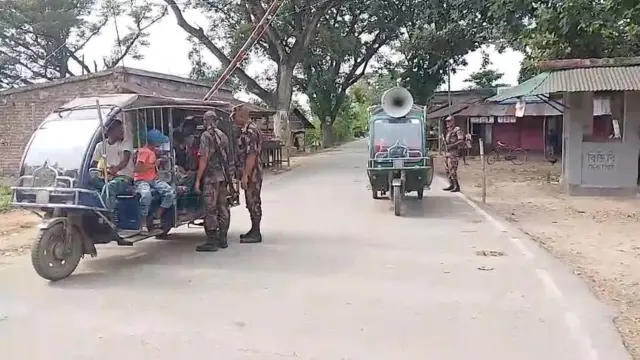 বেনাপোল সীমান্তের সাদিপুর গ্রামে বিজিবির মাইকিং ও টহল