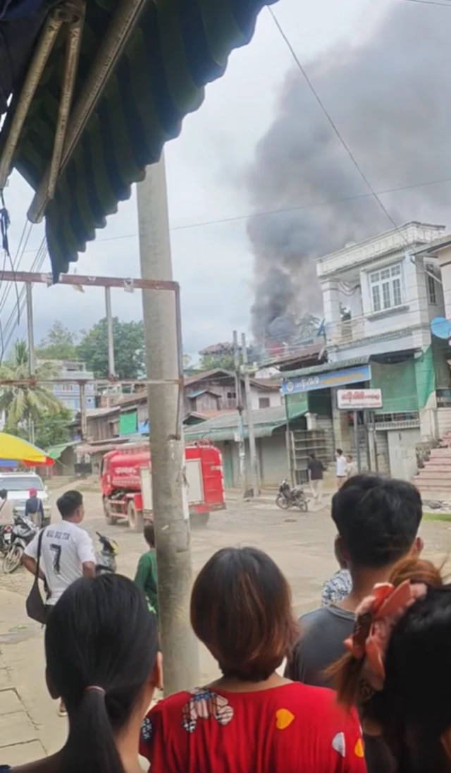 ဒီကနေ့ ဖားကန့်မြို့နယ်၊ လုံးခင်းကျေးရွာမှာ လက်နက်ကြီးကျရောက်ပေါက်ကွဲခဲ့တဲ့ မြင်ကွင်း 