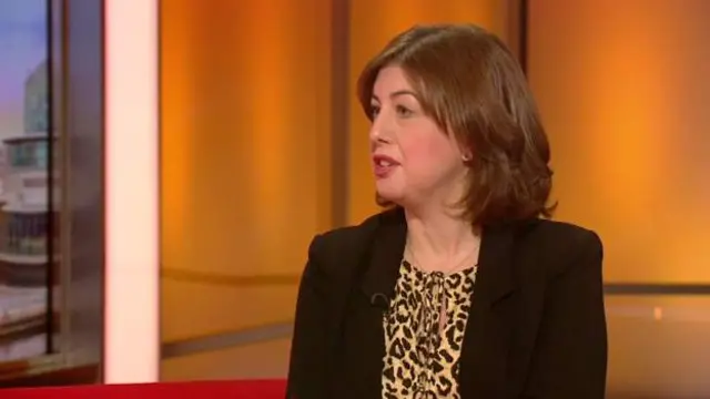 لوسی پاول از حزب کارگر، «درخواست کناره‌گیری لینکر از برنامه‌اش» توسط بی‌بی‌سی را به «کاپیتولاسیون» تشبیه کرد