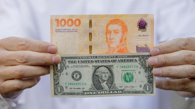 Arjantin Pesosu, dolara karşı yüzde 50 devalüe edildi, ekonomide şok  tedavisi ne demek? - BBC News Türkçe