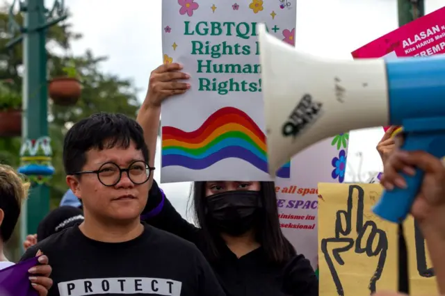 Perempuan dan kelompok pro-LGBTQ mengambil bagian dalam rapat umum pada Hari Perempuan Internasional di Yogyakarta, Indonesia pada 8 Maret 2023.
