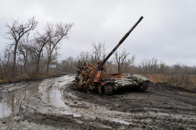 Разбитый украинский танк