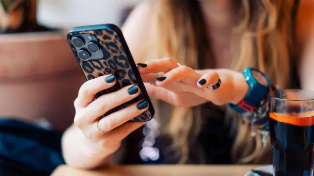 Casing ponsel bermotif leopard