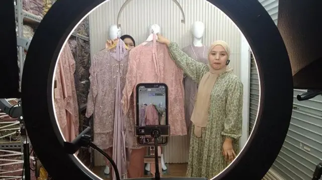 Retno bercerita dalam satu bulan cuma ada empat pembeli.