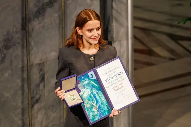 Ana Corina Sosa Machado, hija de María Corina Machado, recibe el Premio Nobel de su madre.