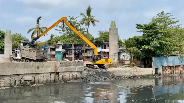 गाळ उपसण्याचं काम सुरु असताना 