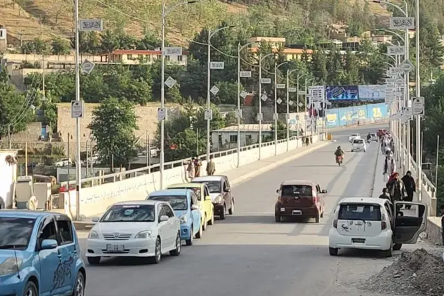 عکس یک جاده در فیض آباد 