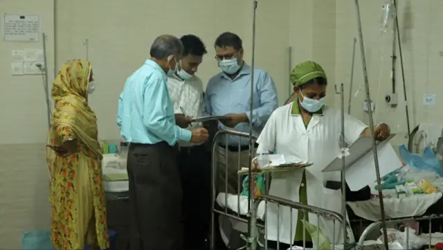 হাসপাতালের ওয়ার্ডে কর্তব্যরত চিকিৎসকরা