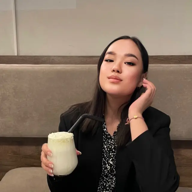 Изделип жаткан кыз