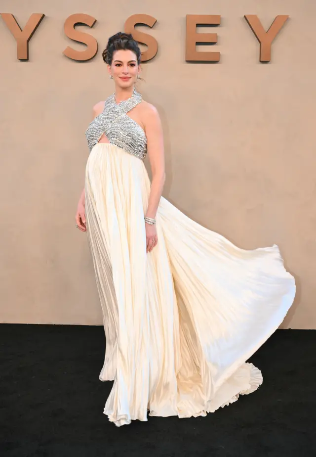 Енн Гетевей у кремовій сукні на прем'єрі фільму "Одіссея" в Нью-Йорку