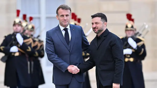 Зеленський приїхав у Париж 17 листопада і його за руку вітає президент Макрон