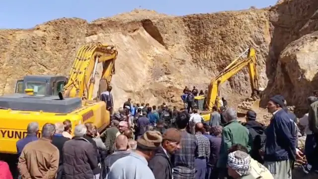آواربرداری معدن حادثهدیده در مهاباد