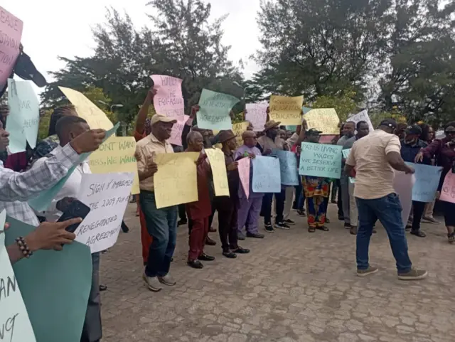 Members of Asuu carry placards wey dem write different tins ontop