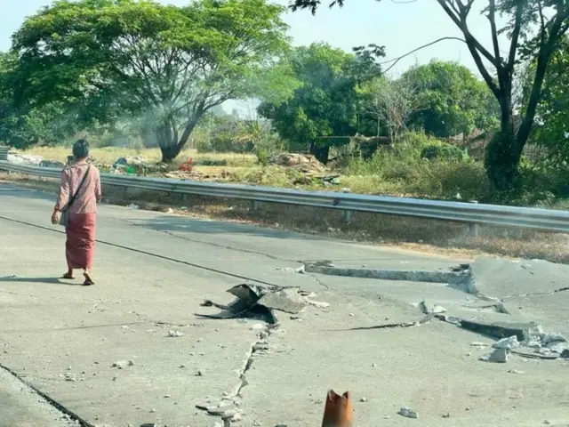 Umugore urimo kugenda mu muhanda wa kaburimbo wangijwe n'umutingito w'isi muri Myanmar 