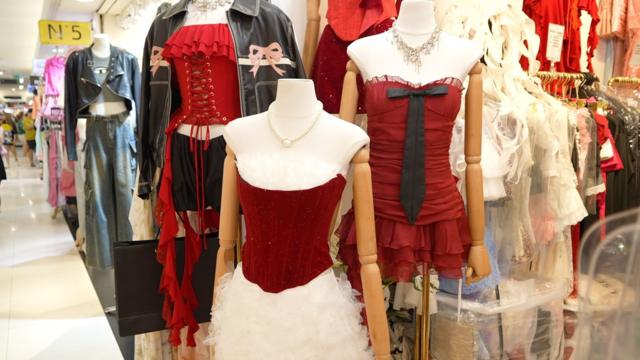 Từ giữa năm 2023, tại trung tâm mua sắp Platinum Fashion Mall, Bangkok xuất hiện rất nhiều gian hàng bán quần áo từ các thương hiệu local brand Việt Nam